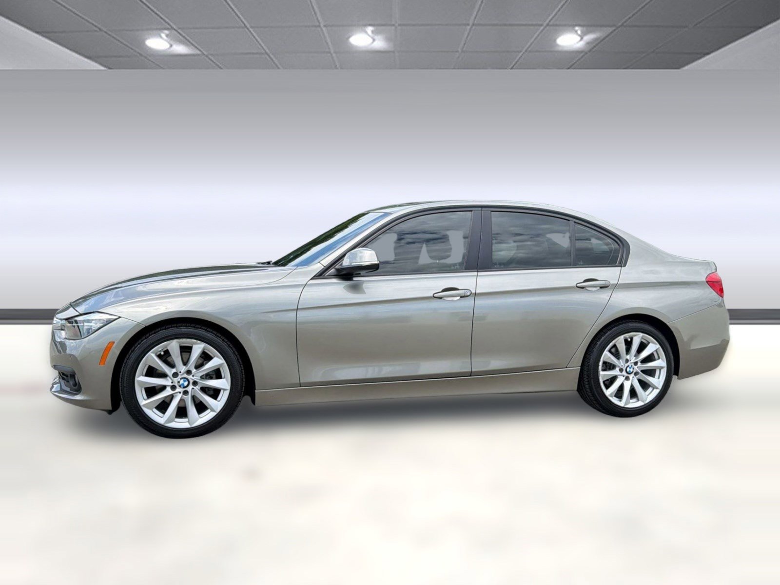 Used 2017 BMW 320i Sedan RWD image 2