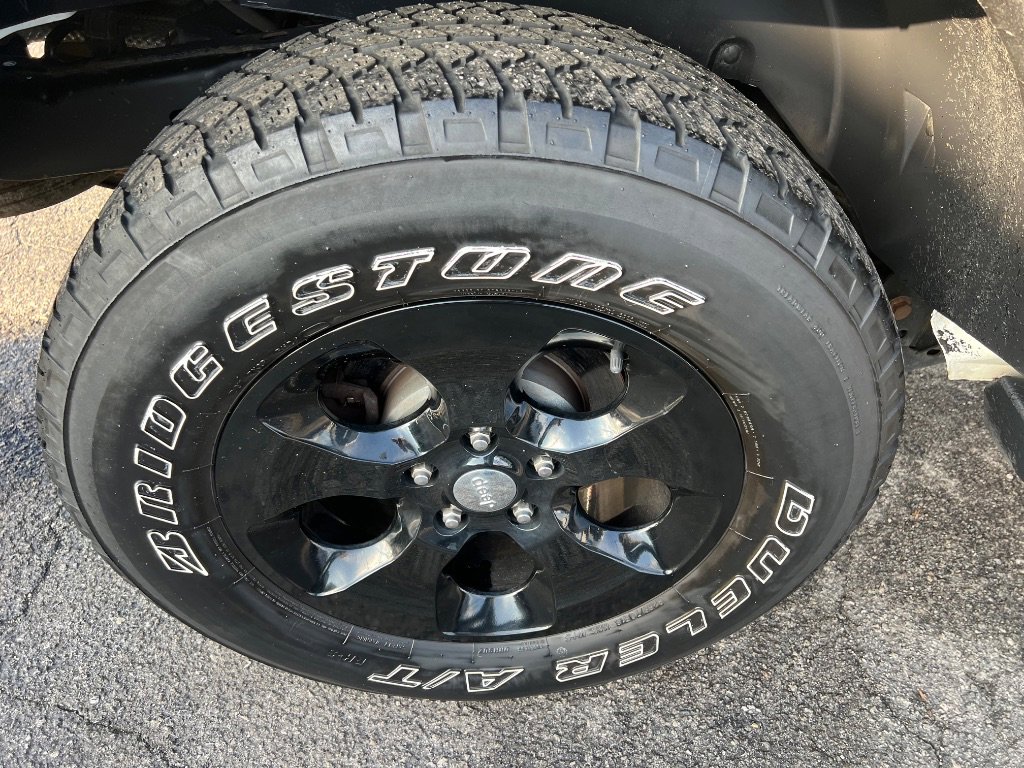 Used 2017 Jeep Wrangler Unlimited Sahara w/ Connectivity Group image 41