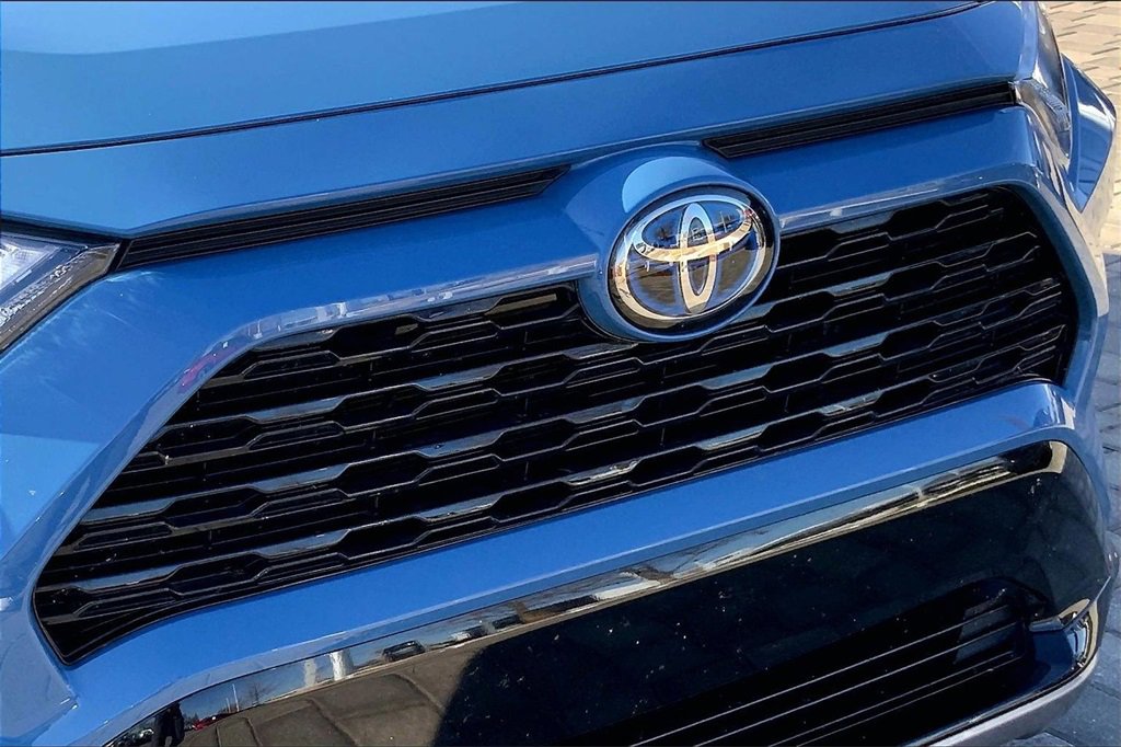 Used 2022 Toyota RAV4 SE image 32