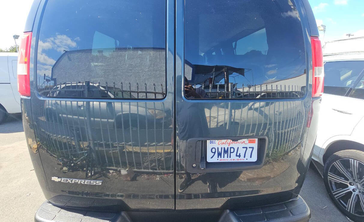 Used 2017 Chevrolet Express 2500 LS image 3