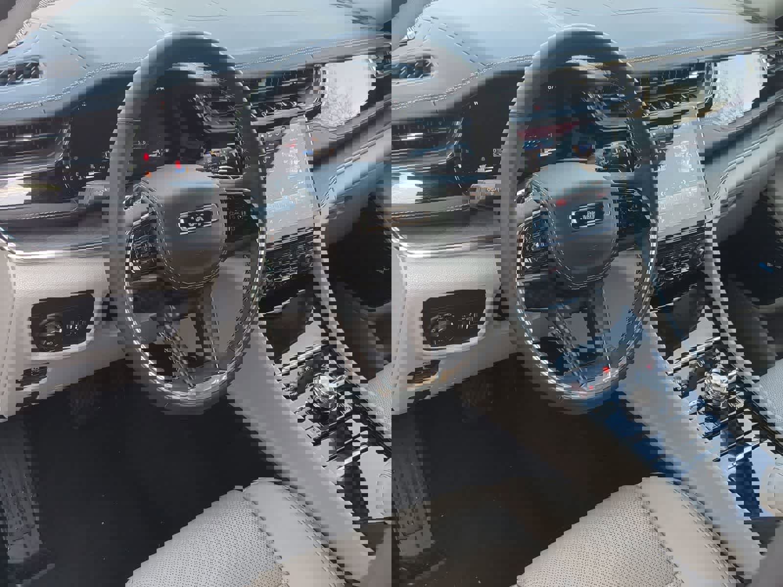 Certified 2023 Jeep Grand Cherokee Overland w/ Luxury Tech Group IV image 10