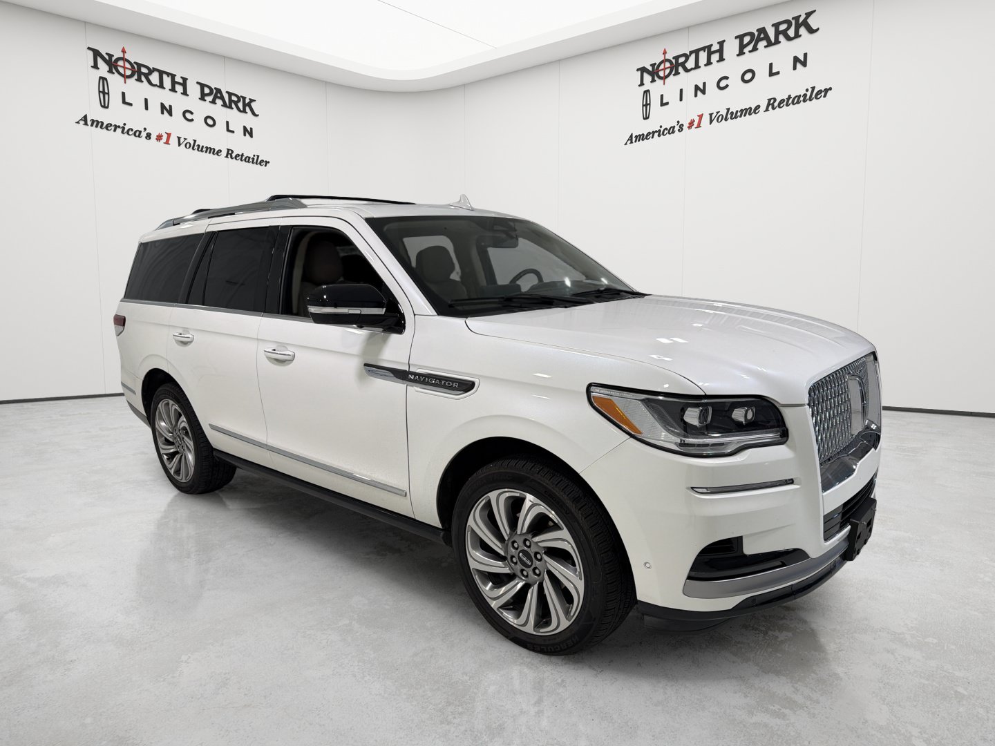 Used 2023 Lincoln Navigator Reserve AWD/4WD image 7