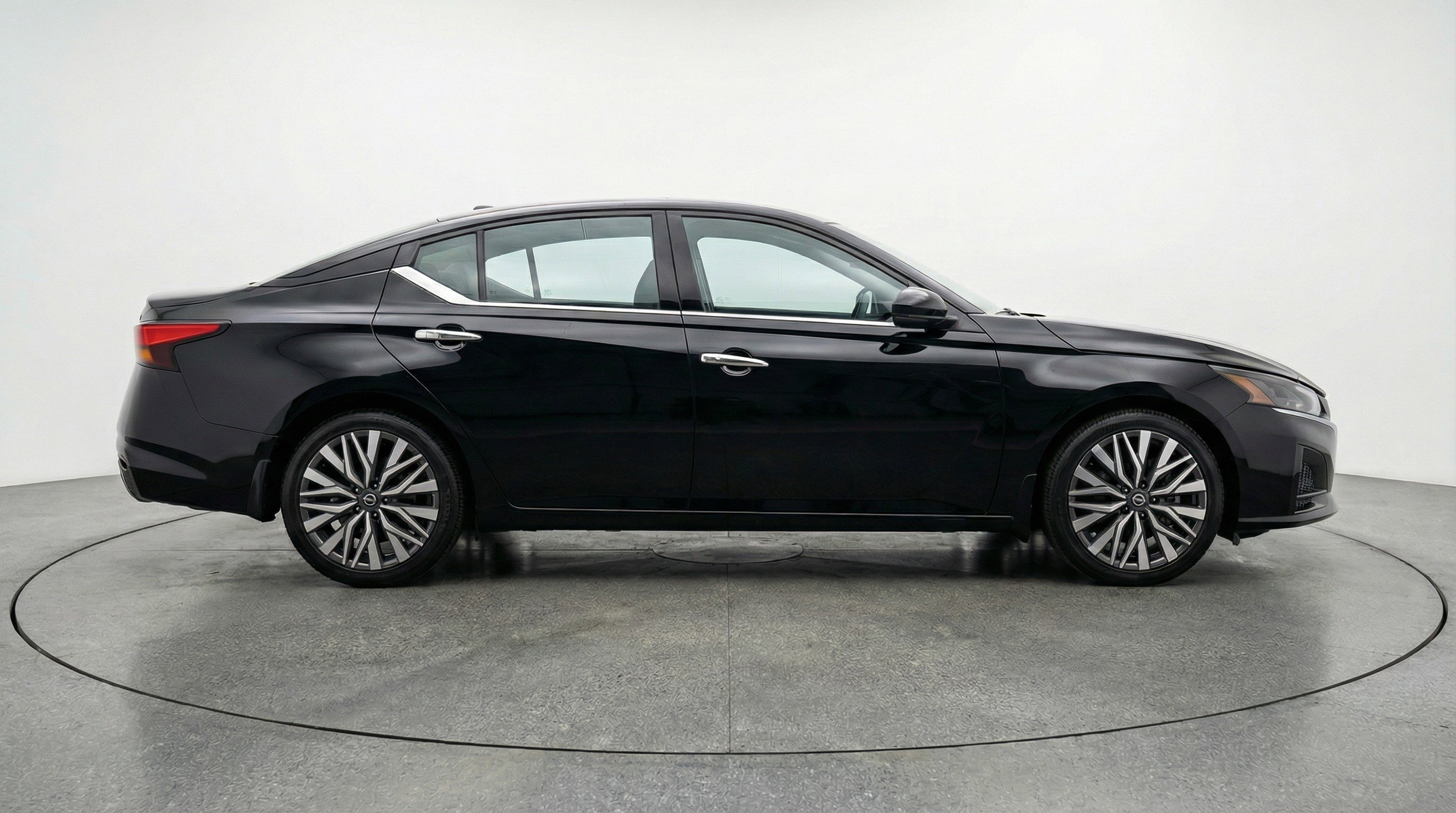 Used 2025 Nissan Altima 2.5 SV FWD image 11