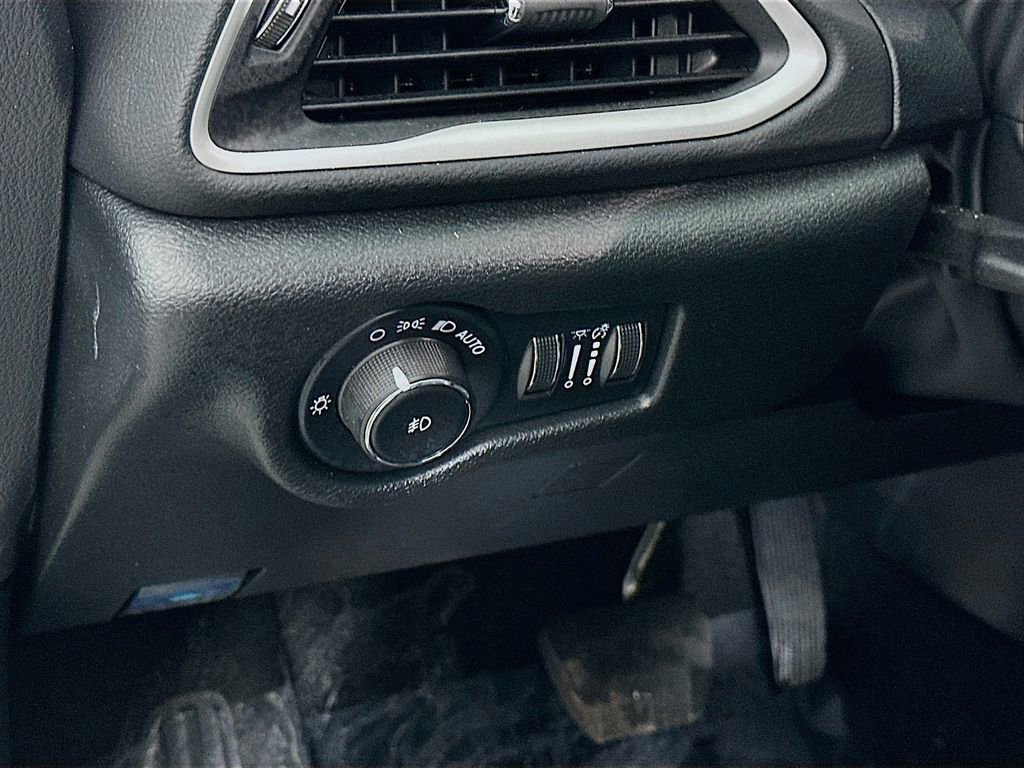 Certified 2025 Chrysler Pacifica Select image 17