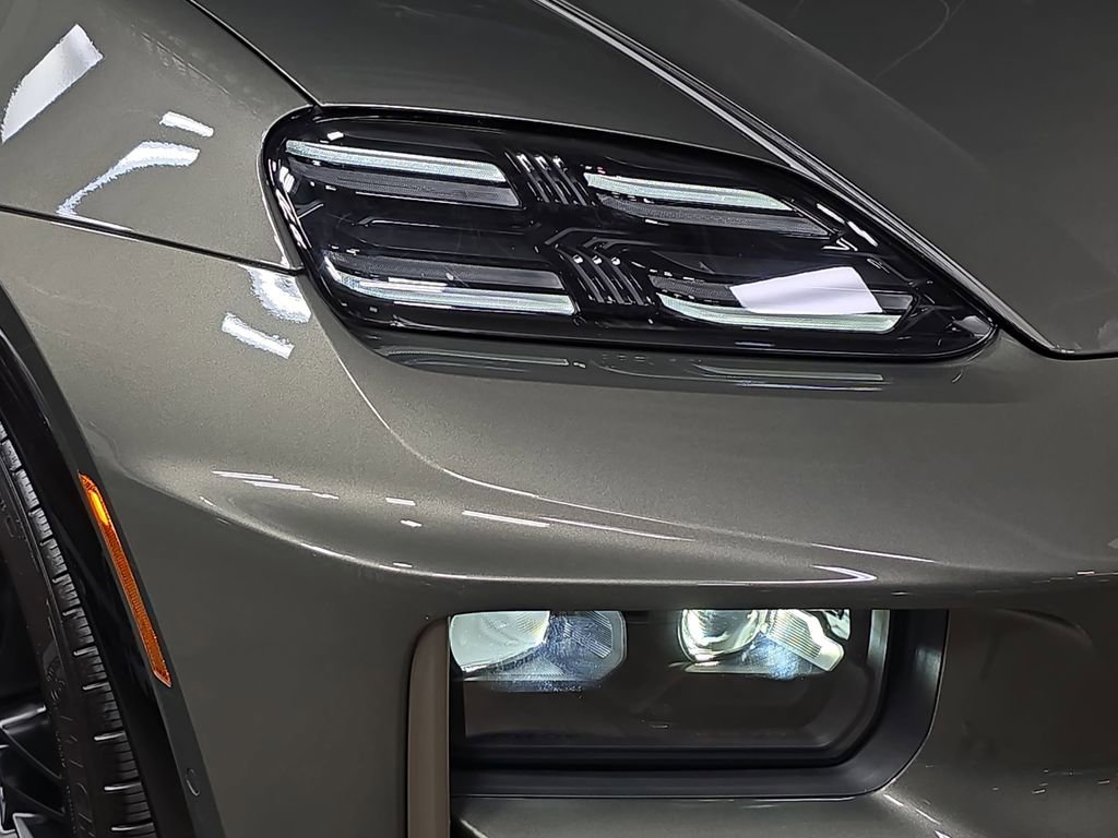 Certified 2025 Porsche Macan Turbo Electric AWD/4WD image 12