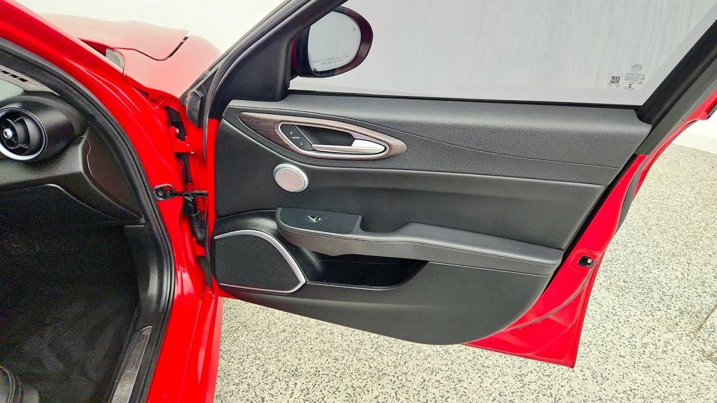 Used 2020 Alfa Romeo Giulia Ti w/ Active Blind Spot Package AWD/4WD image 27
