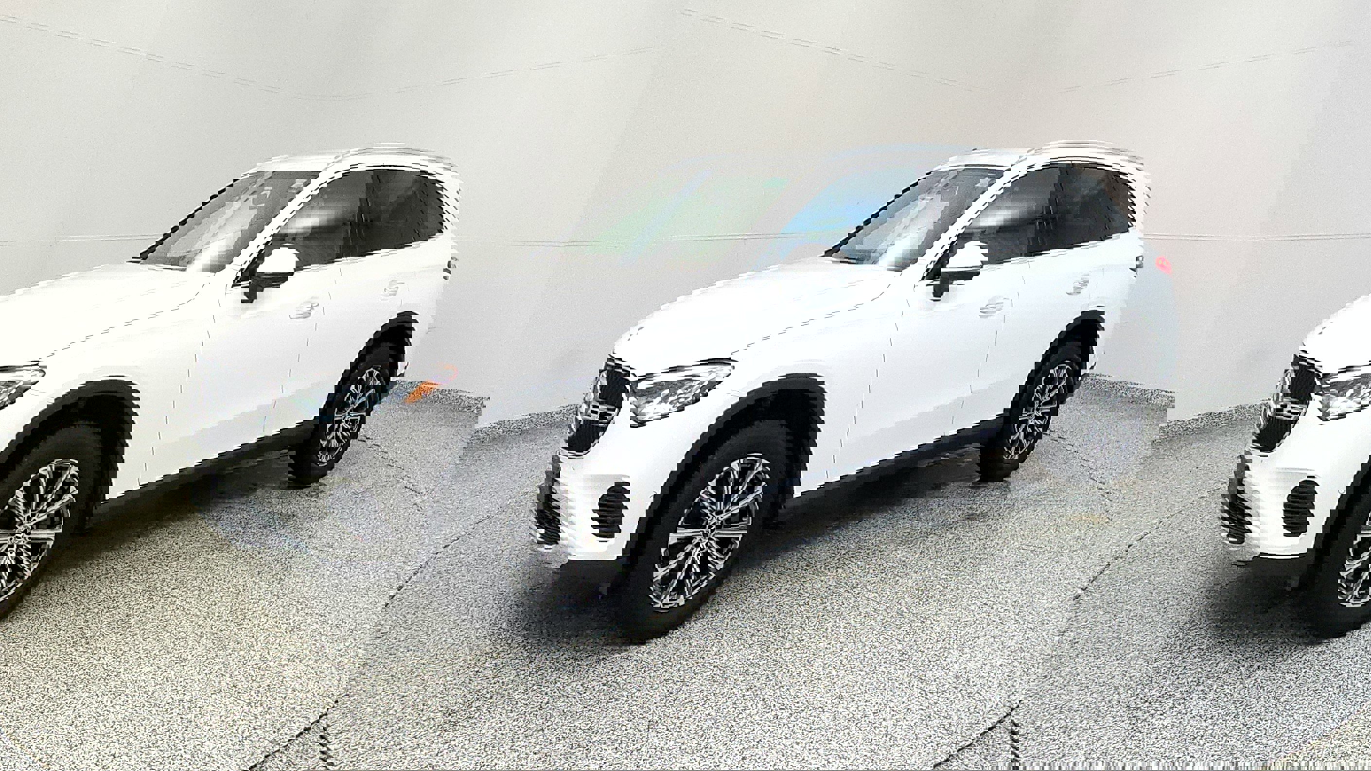 Used 2024 Mercedes-Benz GLC 300 4MATIC image 3