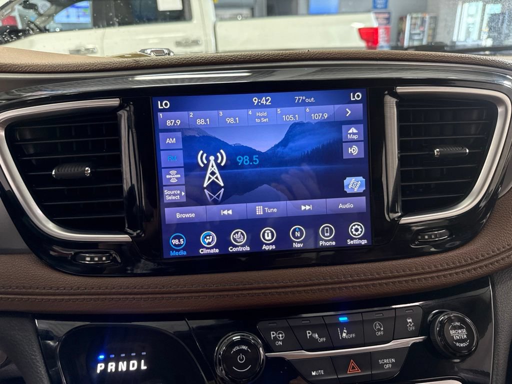 Used 2019 Chrysler Pacifica Limited w/ Advanced Safetytec Group FWD image 18