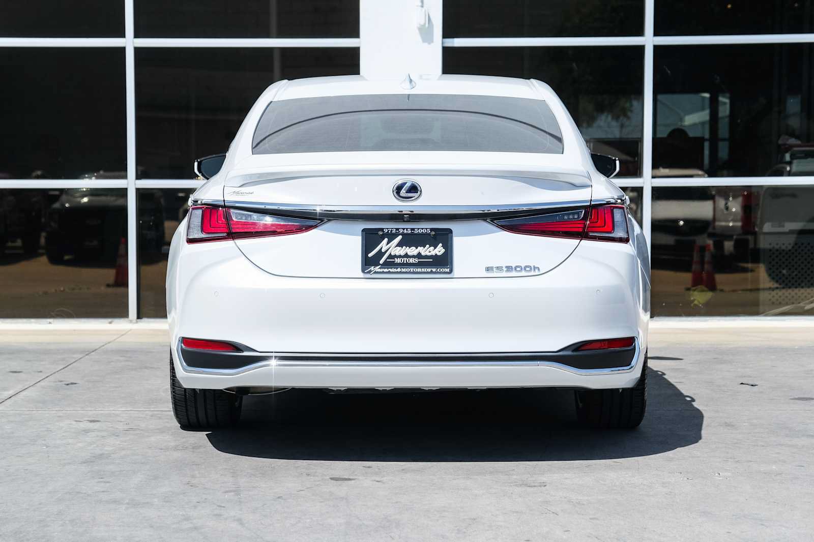 Used 2022 Lexus ES 300h Ultra Luxury w/ Accessory Package 2 FWD image 10