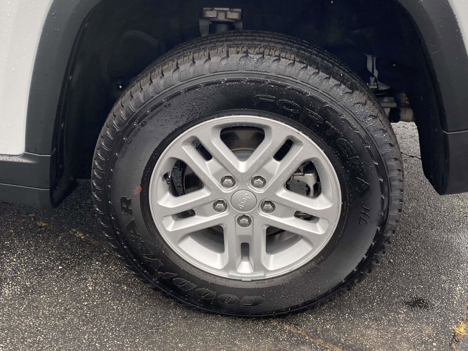 Certified 2024 Jeep Grand Cherokee Laredo image 22