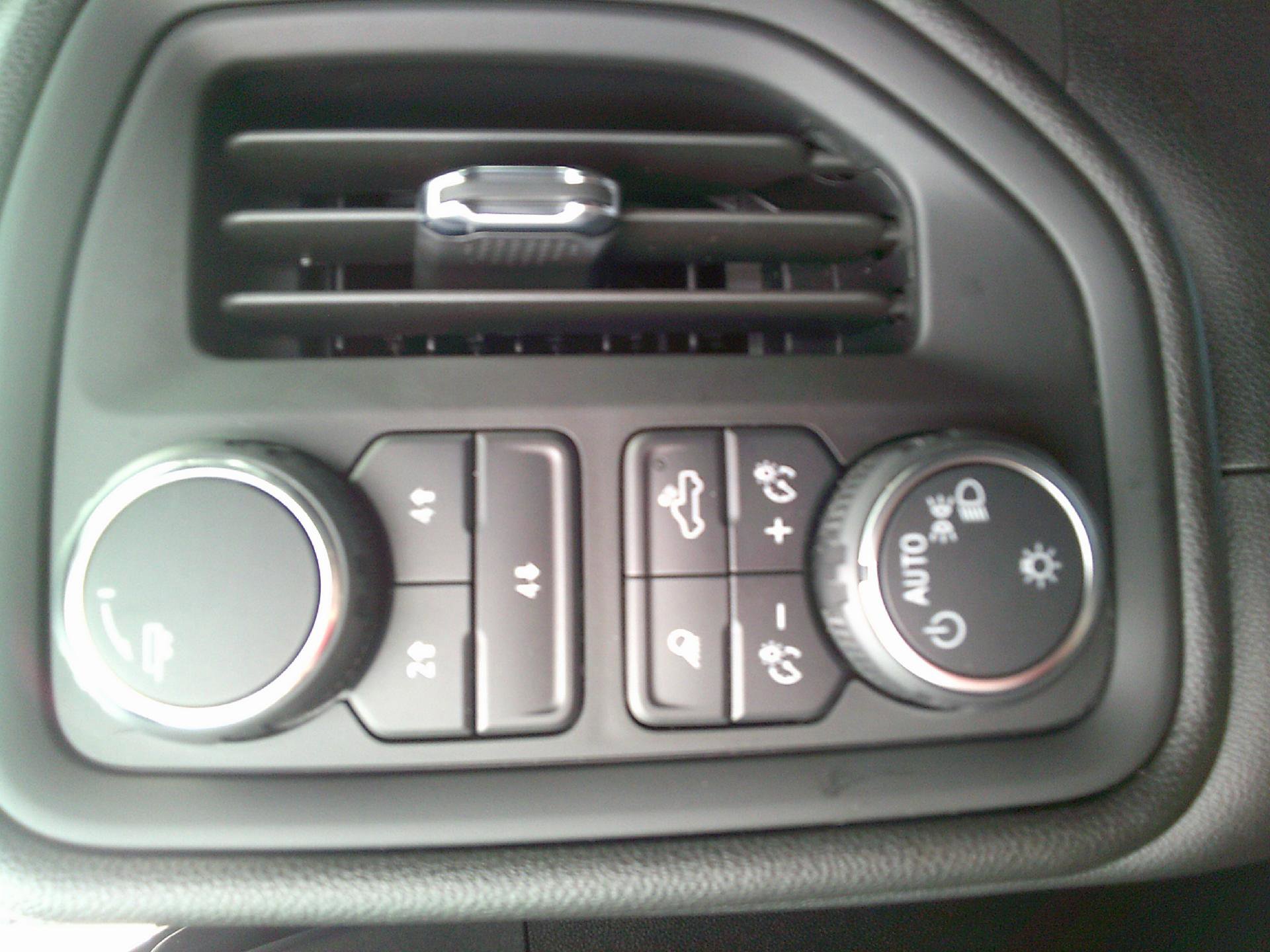 Used 2024 Chevrolet Silverado 2500 Custom w/ Custom Value Package image 9