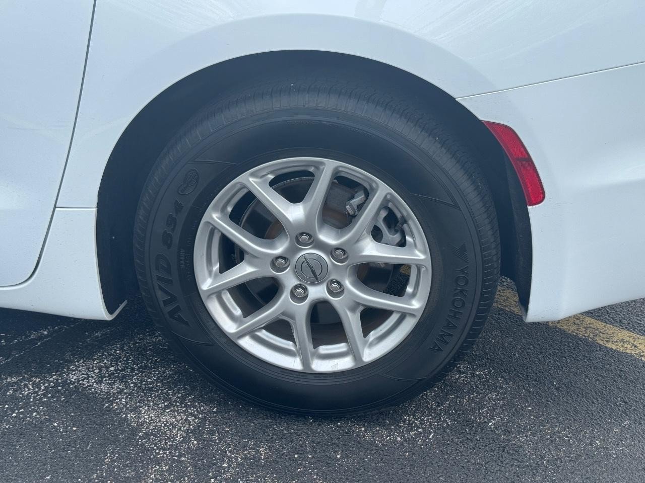 Used 2024 Chrysler Pacifica Touring-L image 6