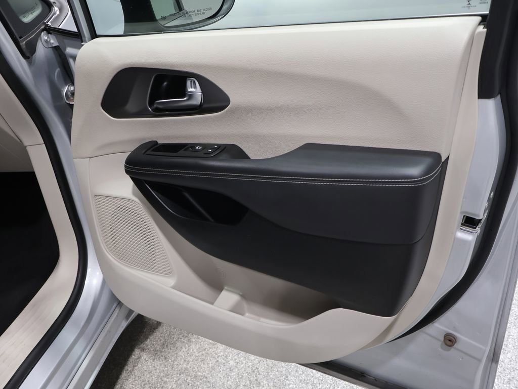 Used 2023 Chrysler Pacifica Touring-L image 26