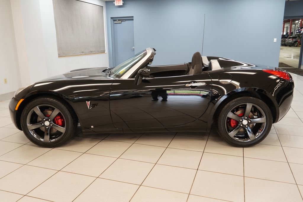 Used 2007 Pontiac Solstice Convertible RWD image 2