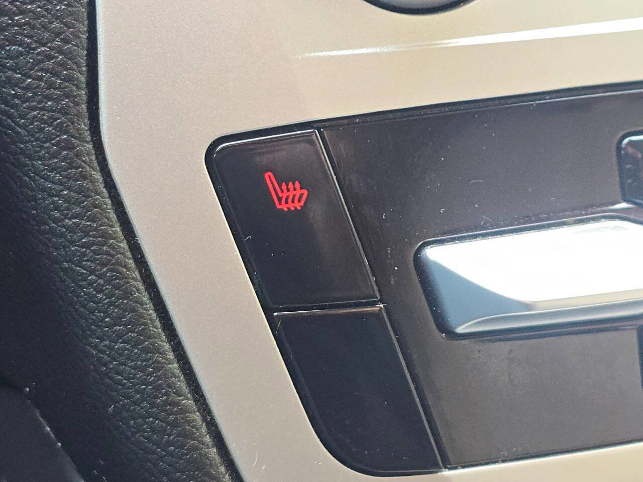 Used 2022 Ford Explorer XLT image 3