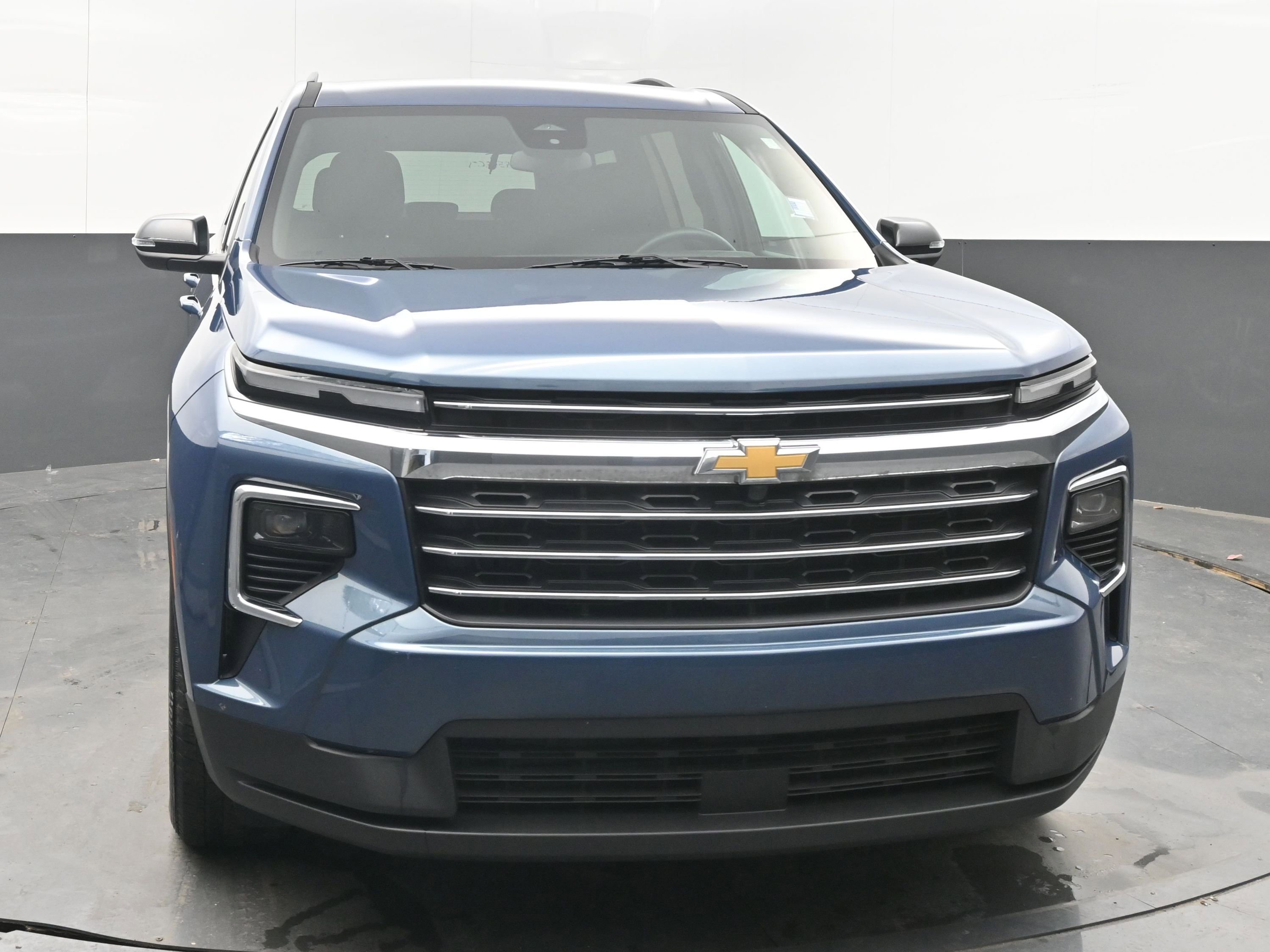 Used 2025 Chevrolet Traverse LT image 3