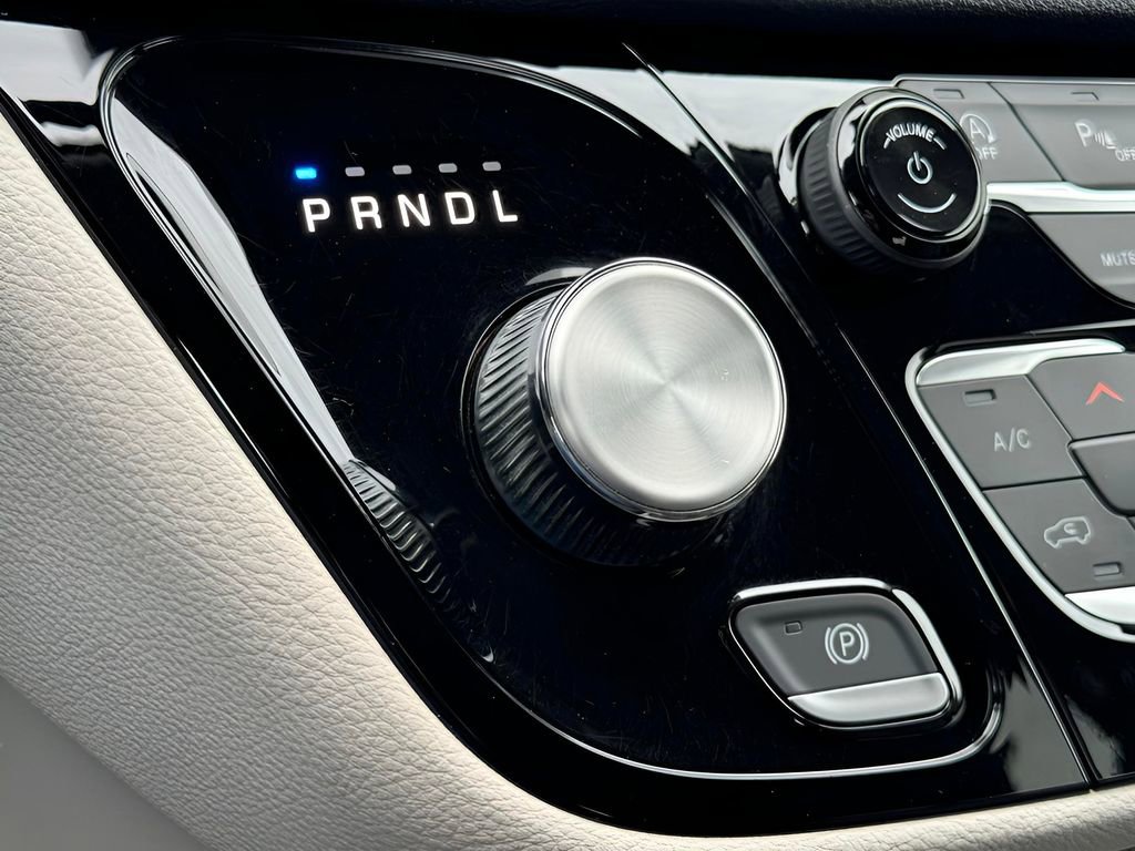 Certified 2023 Chrysler Pacifica Touring-L image 13