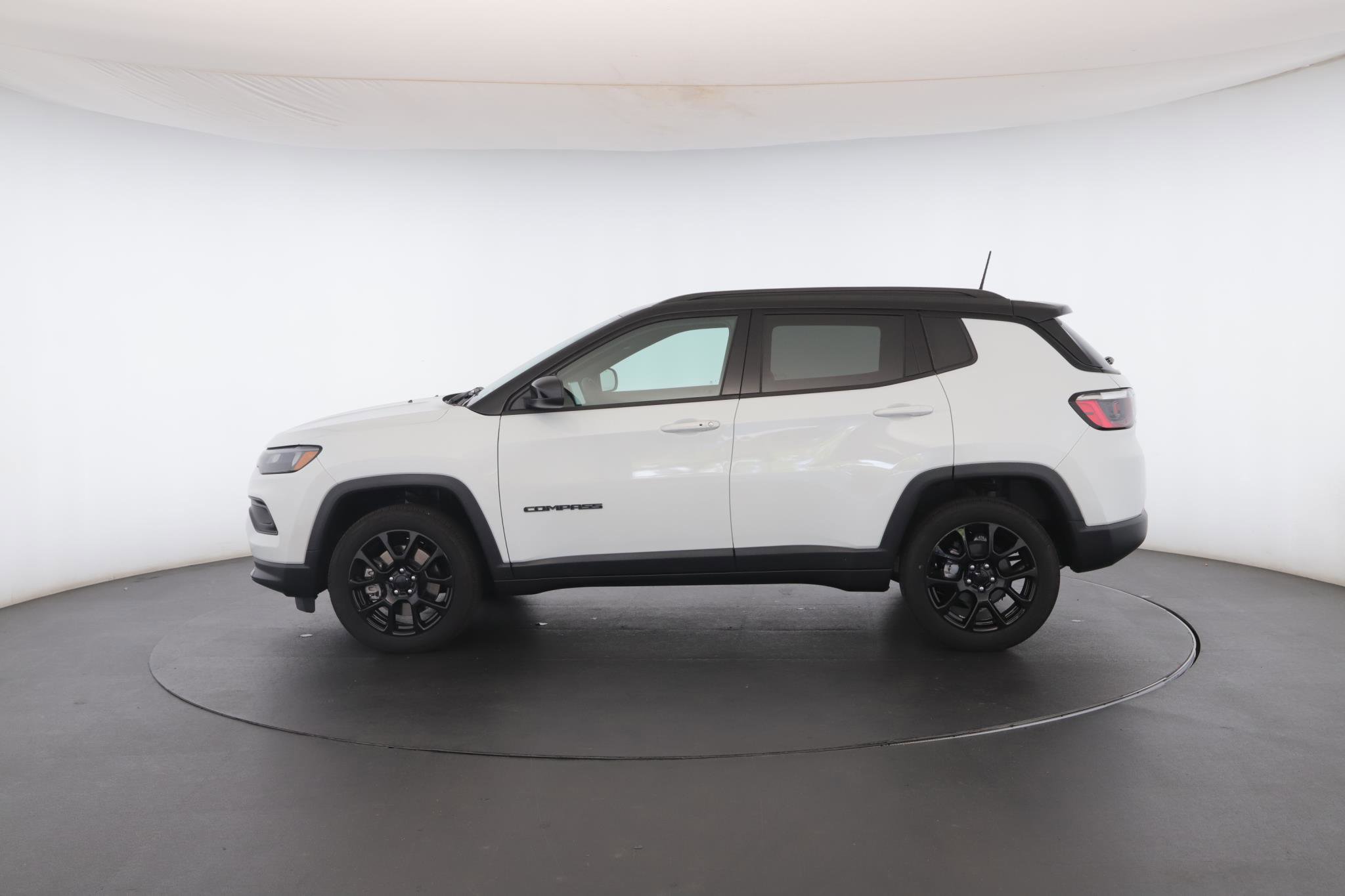 Used 2024 Jeep Compass Latitude w/ Sun and Sound Group AWD/4WD image 21