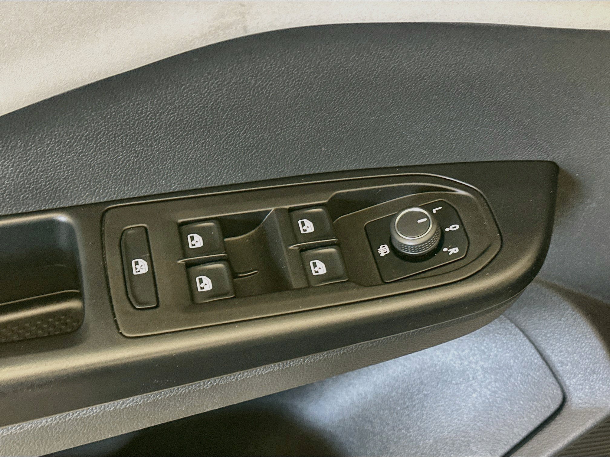 Used 2025 Volkswagen Taos SE AWD/4WD image 15