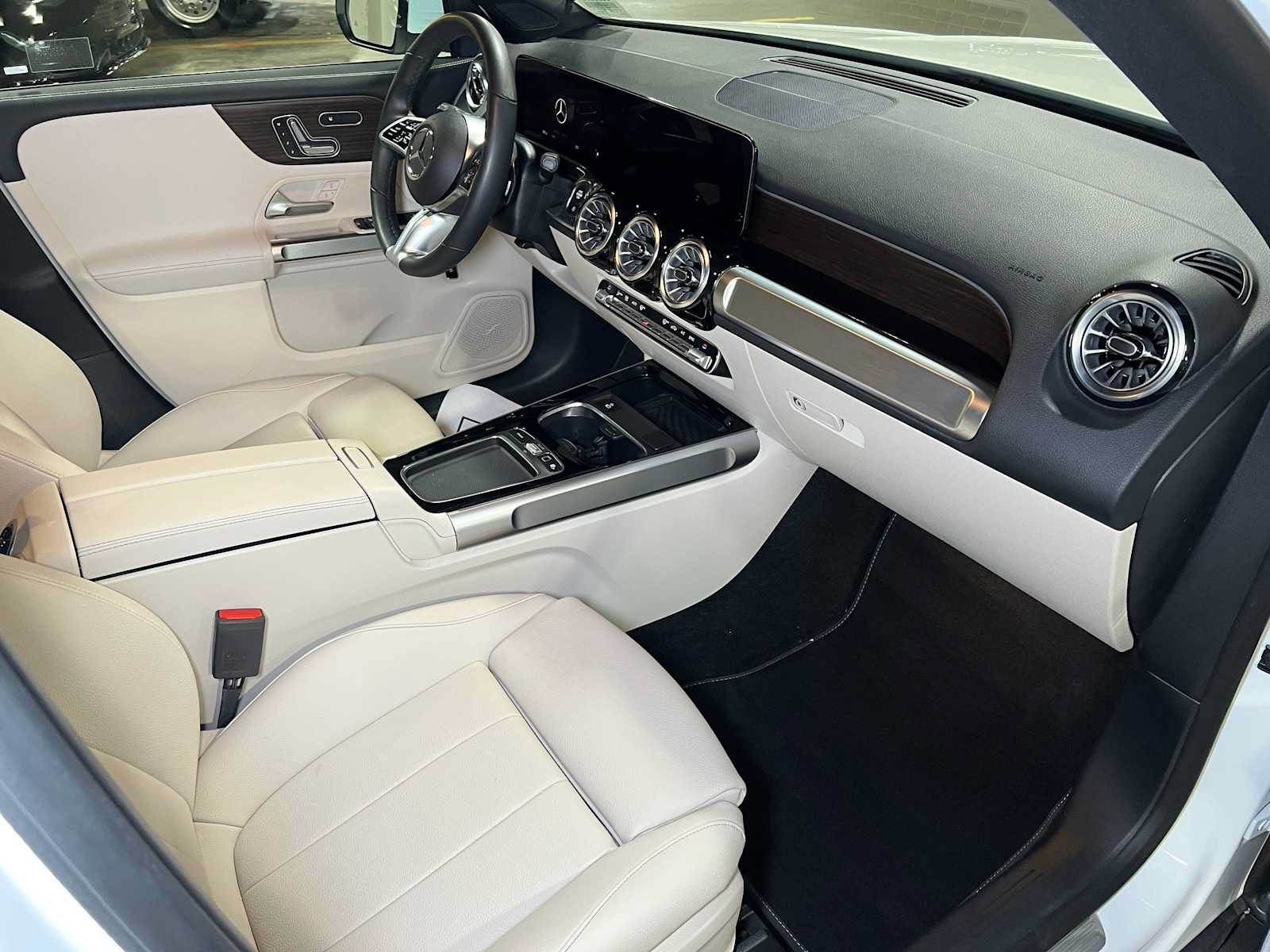 Used 2026 Mercedes-Benz GLB 250 4MATIC image 11