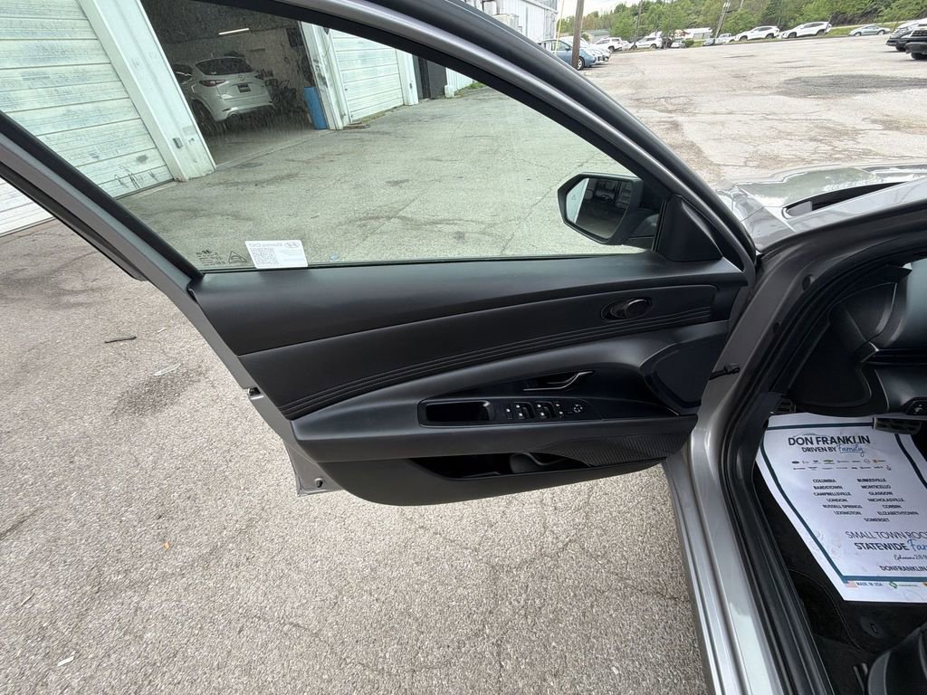 Used 2025 Hyundai Elantra Sport FWD image 13
