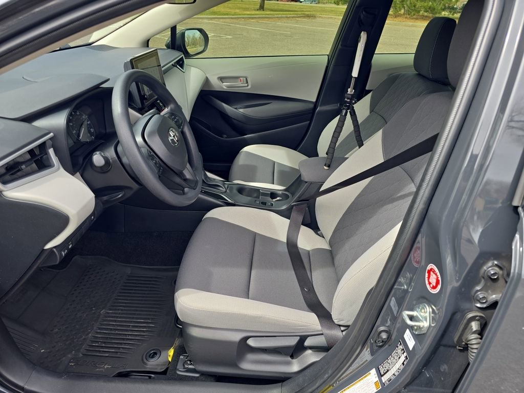 Used 2025 Toyota Corolla LE AWD/4WD image 11