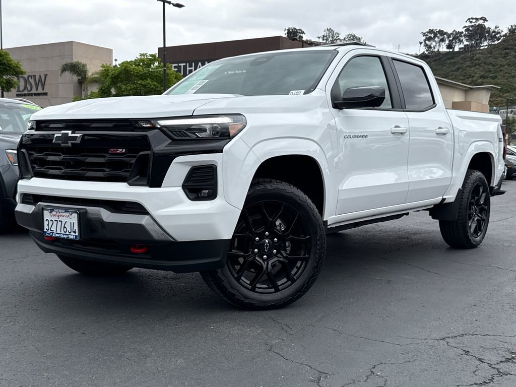 Used 2025 Chevrolet Colorado Z71 w/ Technology Package AWD/4WD image 2