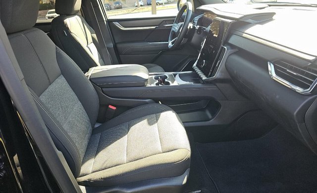 Used 2025 GMC Acadia Elevation image 7