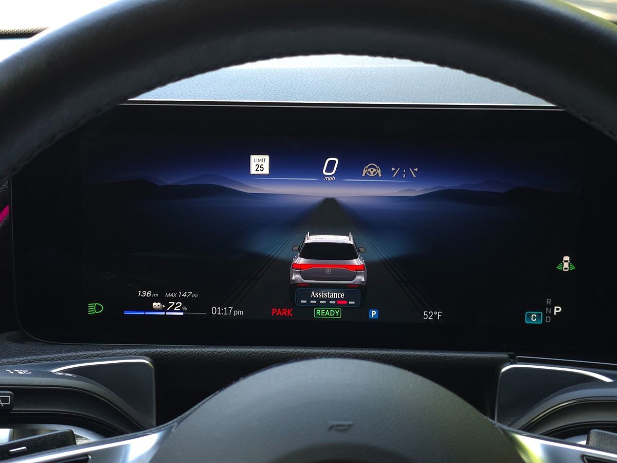Used 2025 Mercedes-Benz EQB 300 4MATIC image 34
