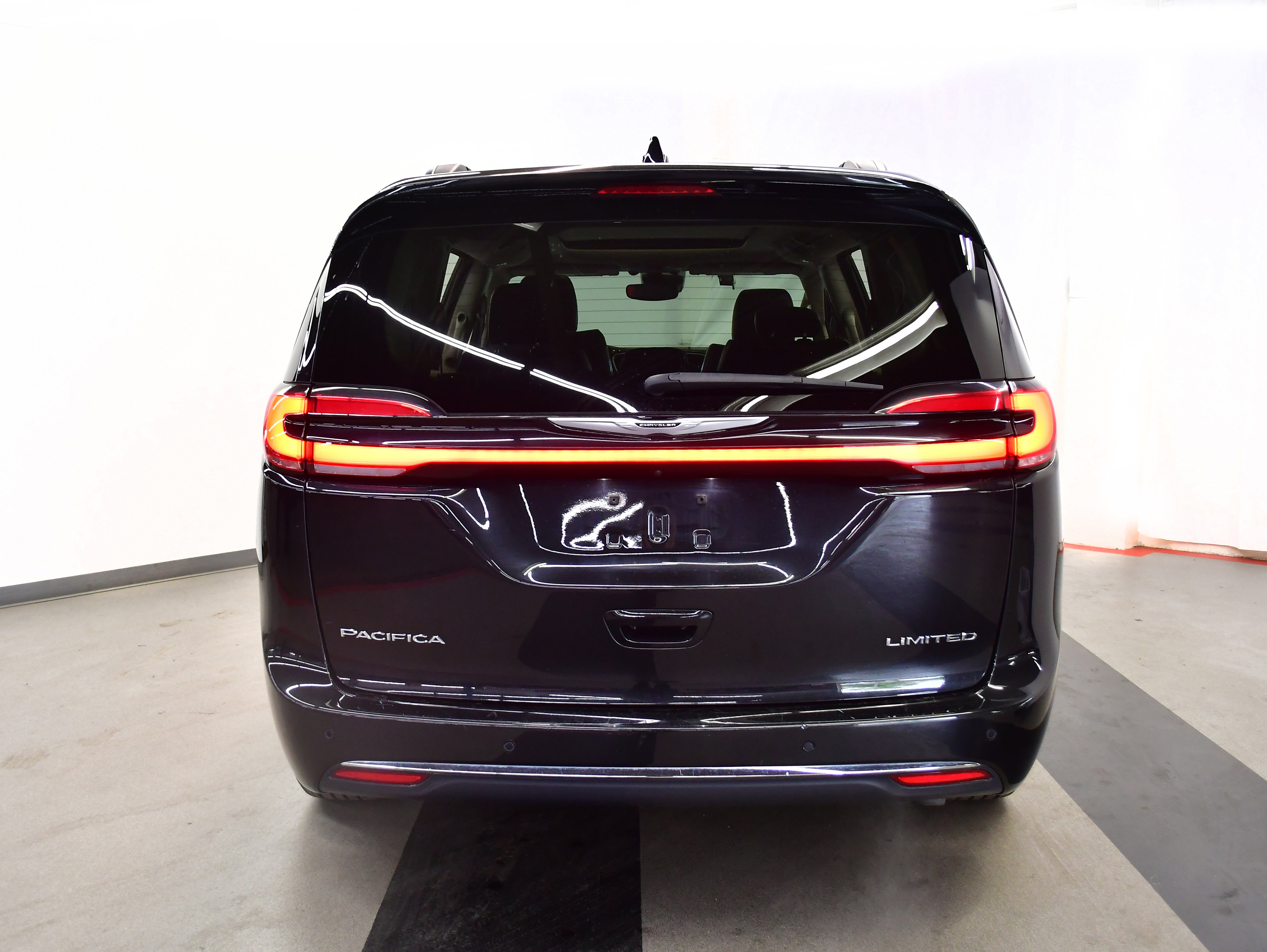 Used 2023 Chrysler Pacifica Limited FWD image 6