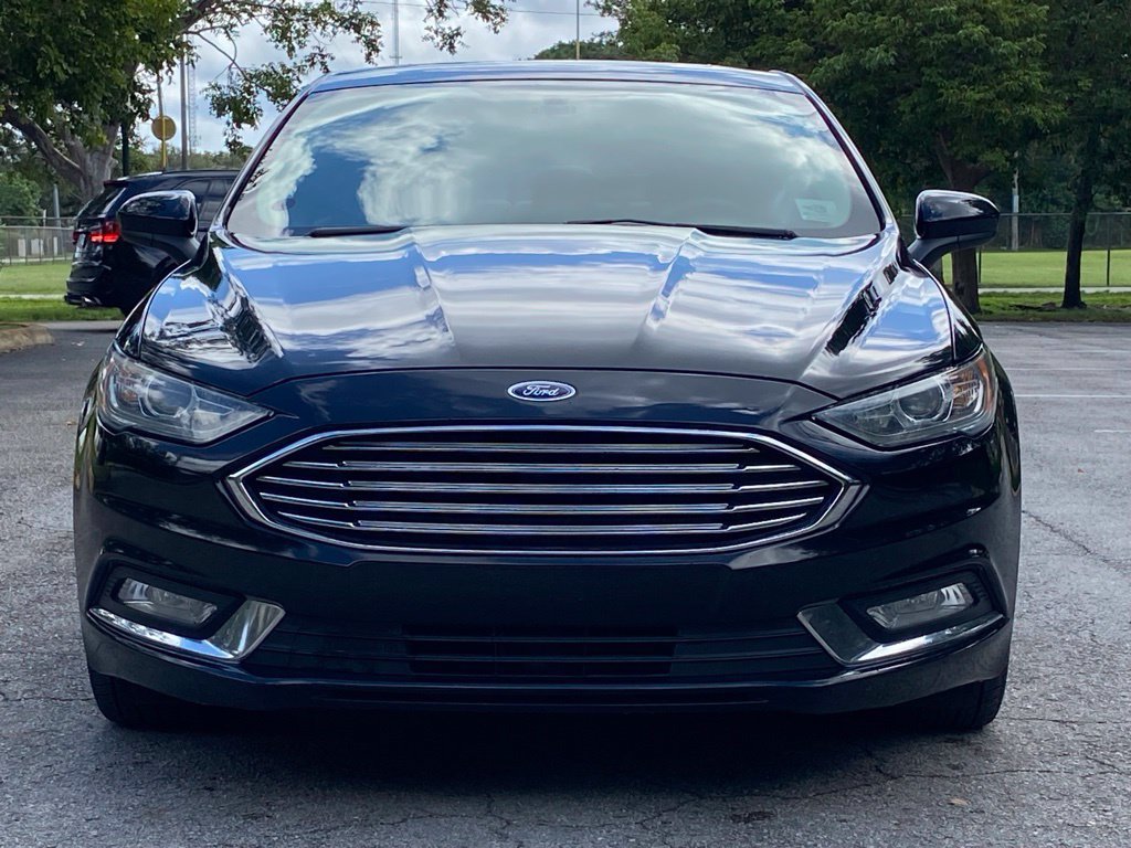 Used 2018 Ford Fusion SE w/ Equipment Group 601A FWD image 2
