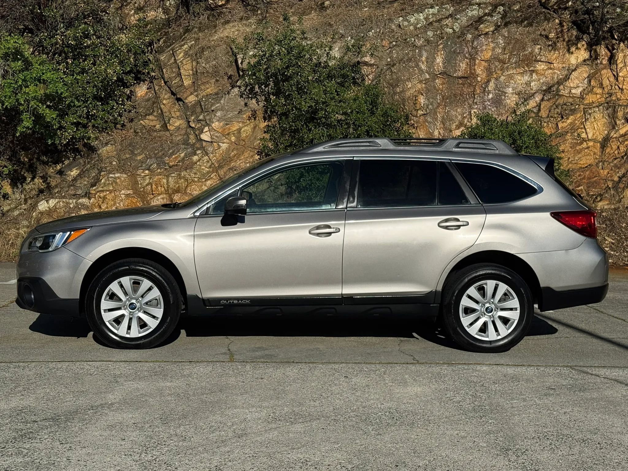 Used 2017 Subaru Outback 2.5i Premium AWD/4WD image 2