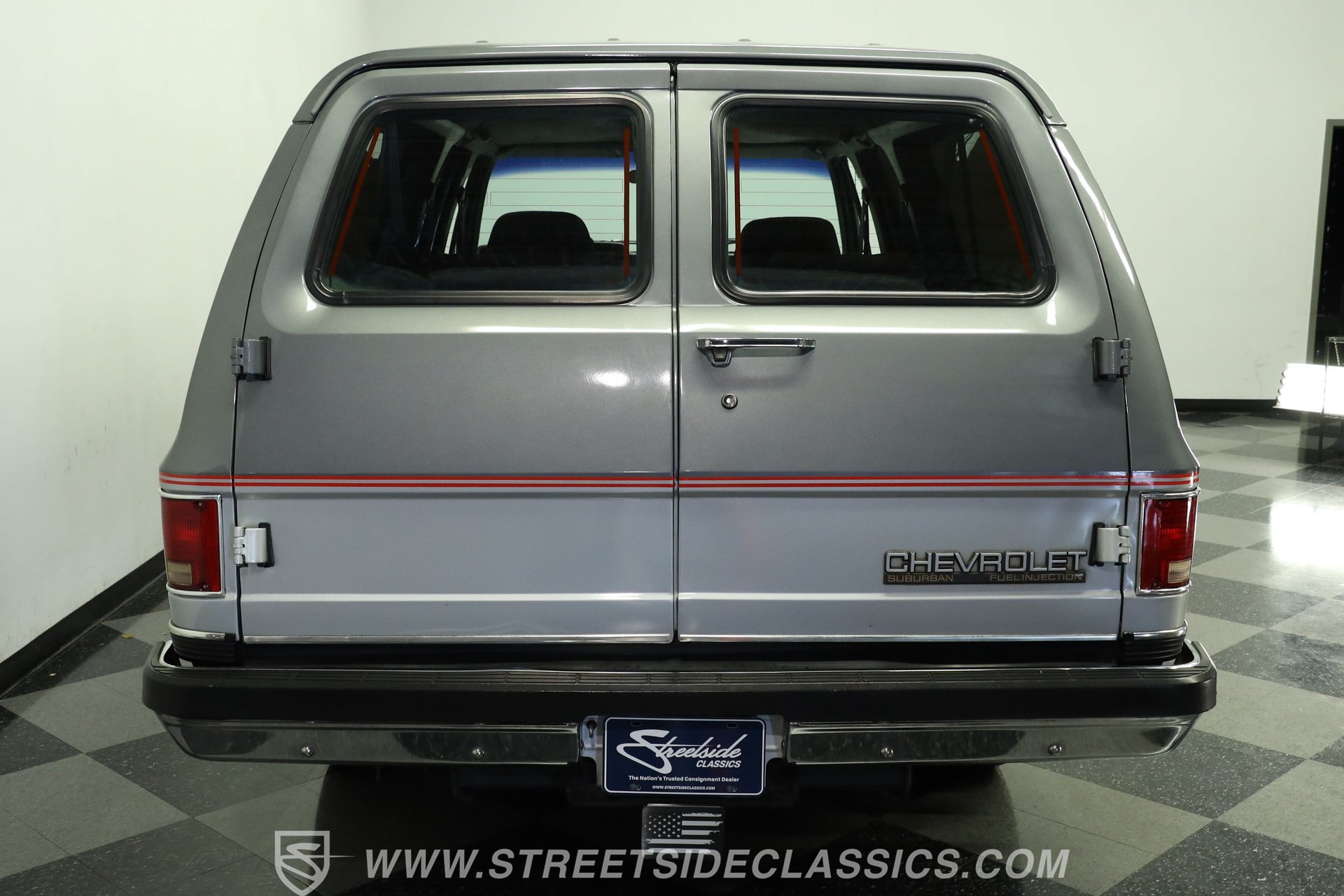 Used 1990 Chevrolet Suburban 2500 RWD image 9