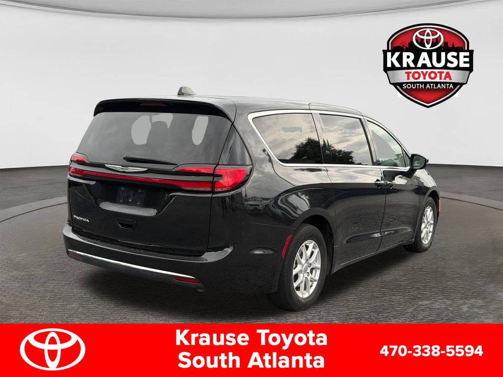 Used 2023 Chrysler Pacifica Touring-L FWD image 8