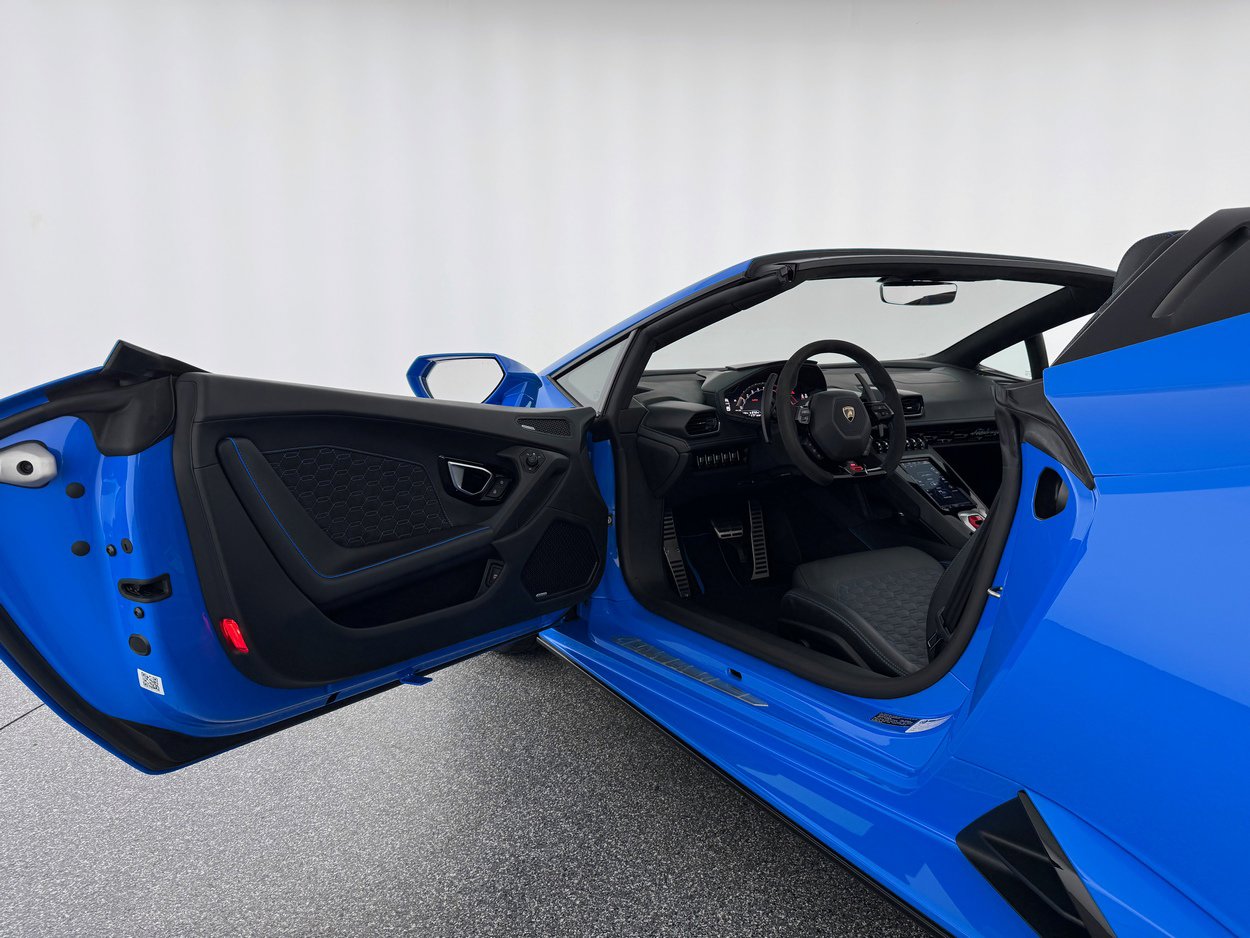 Used 2022 Lamborghini Huracan EVO image 12