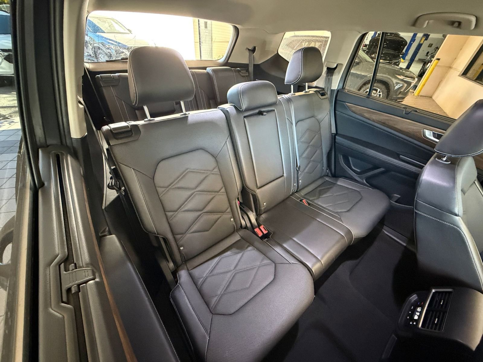 Used 2025 Volkswagen Atlas SE image 32