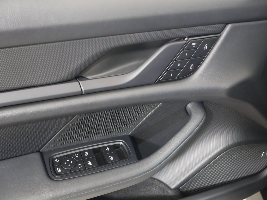 Used 2024 Porsche Taycan image 18