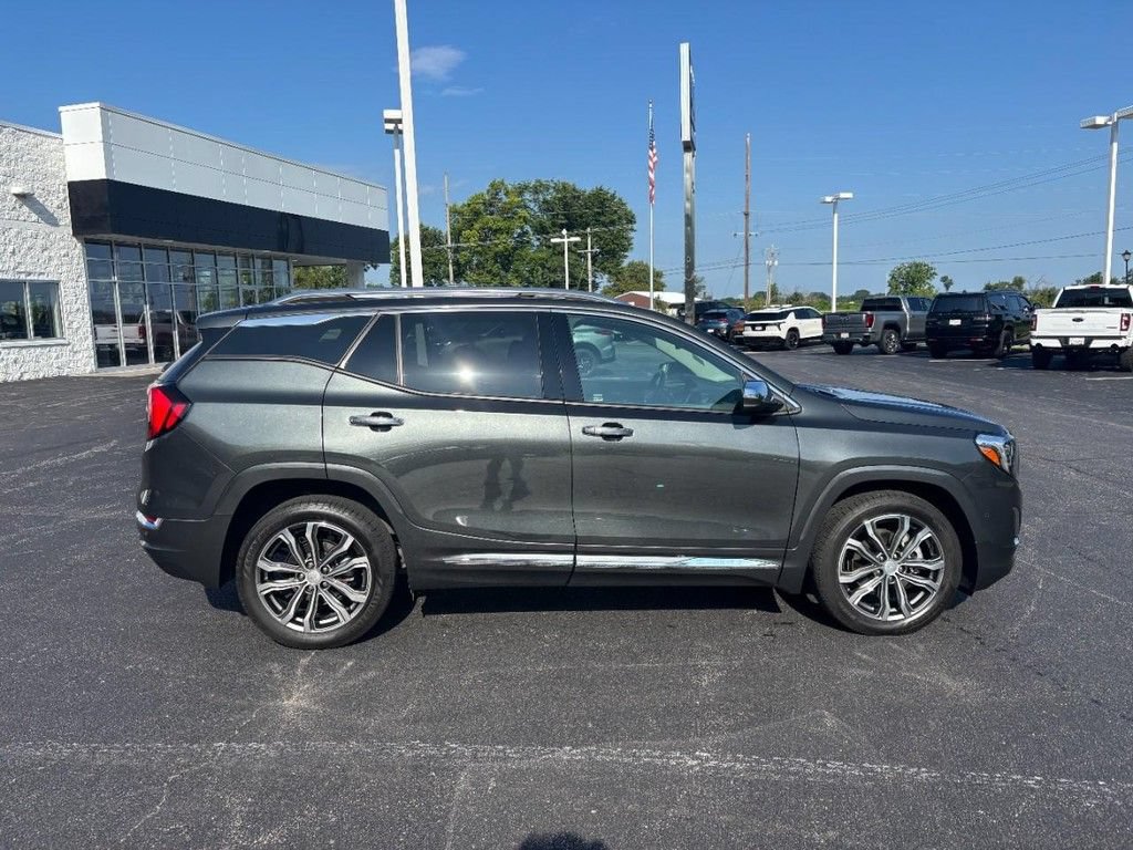 Used 2020 GMC Terrain Denali w/ Denali Premium Package FWD image 2
