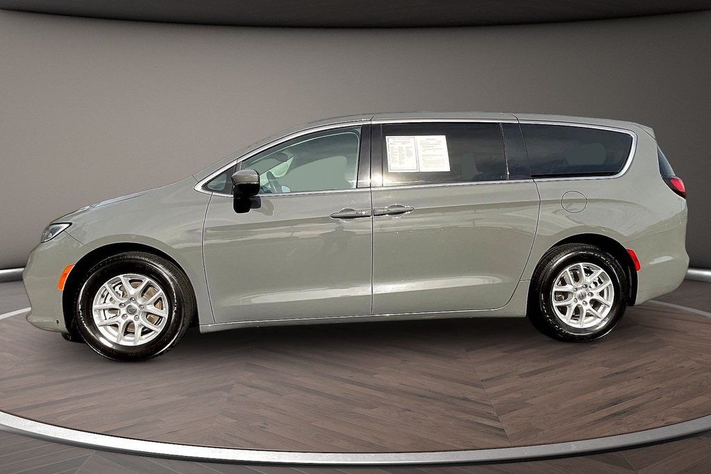 Used 2023 Chrysler Pacifica Touring-L FWD image 7