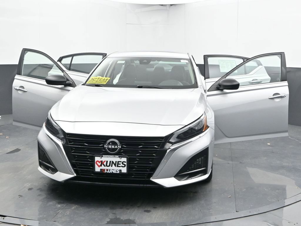 Used 2024 Nissan Altima 2.5 SV FWD image 46