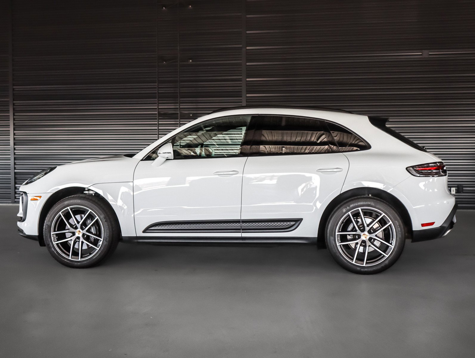 Certified 2025 Porsche Macan image 2