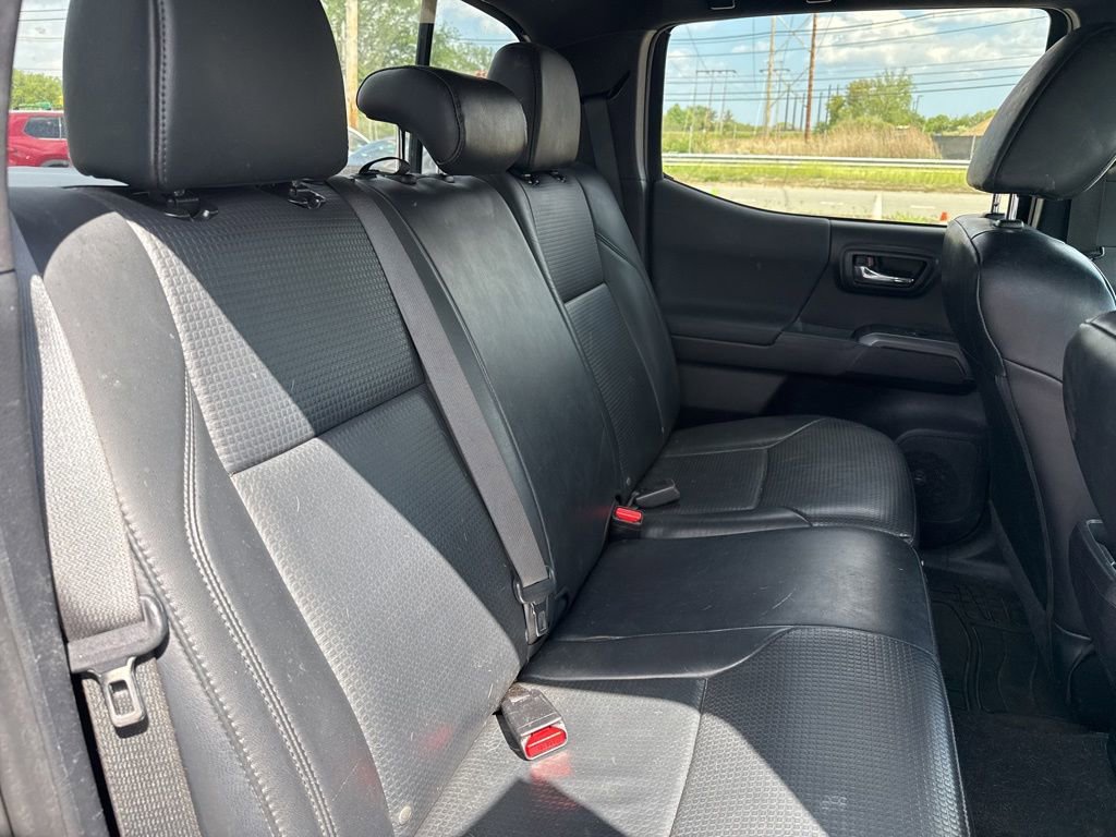 Used 2018 Toyota Tacoma TRD Sport AWD/4WD image 19