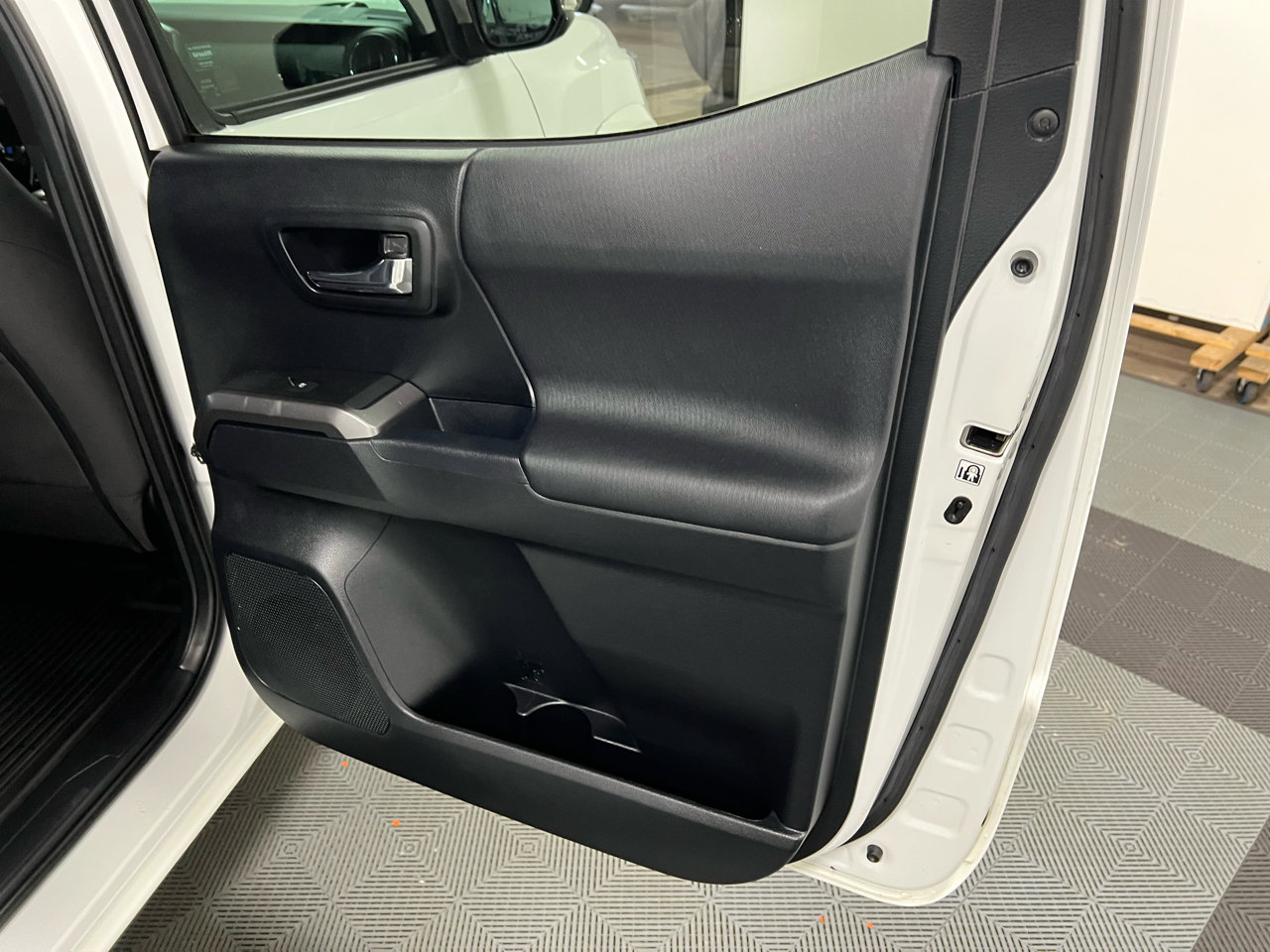 Used 2016 Toyota Tacoma TRD Off-Road image 17