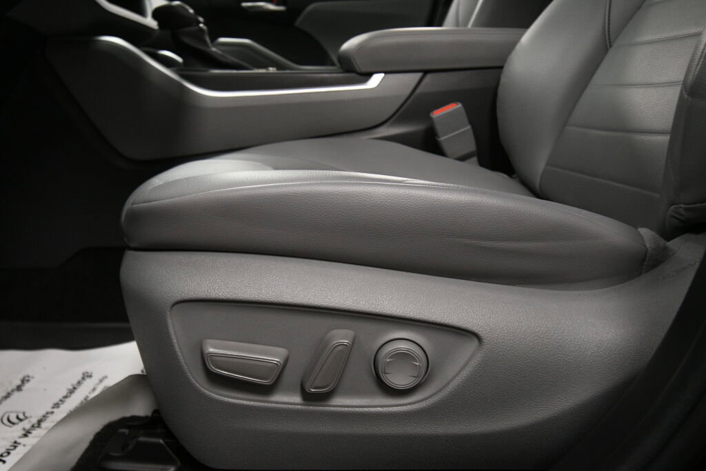 Certified 2023 Toyota Highlander XLE image 10