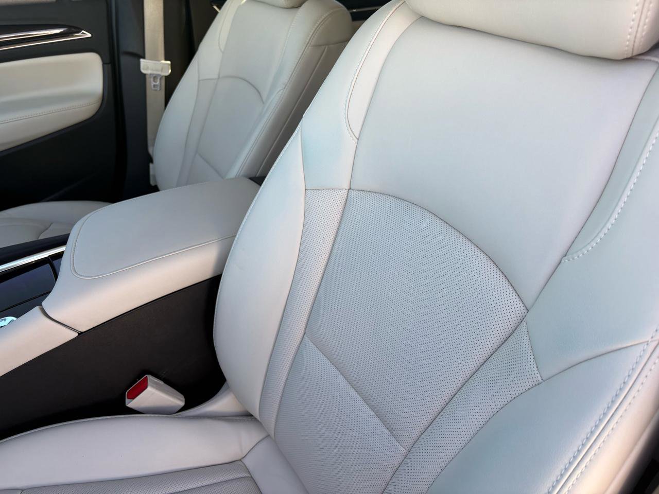 Used 2023 Buick Enclave Essence image 12