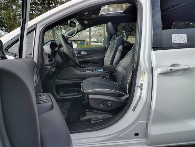 New 2026 Chrysler Pacifica Limited w/ Uconnect Theater Family Group image 2