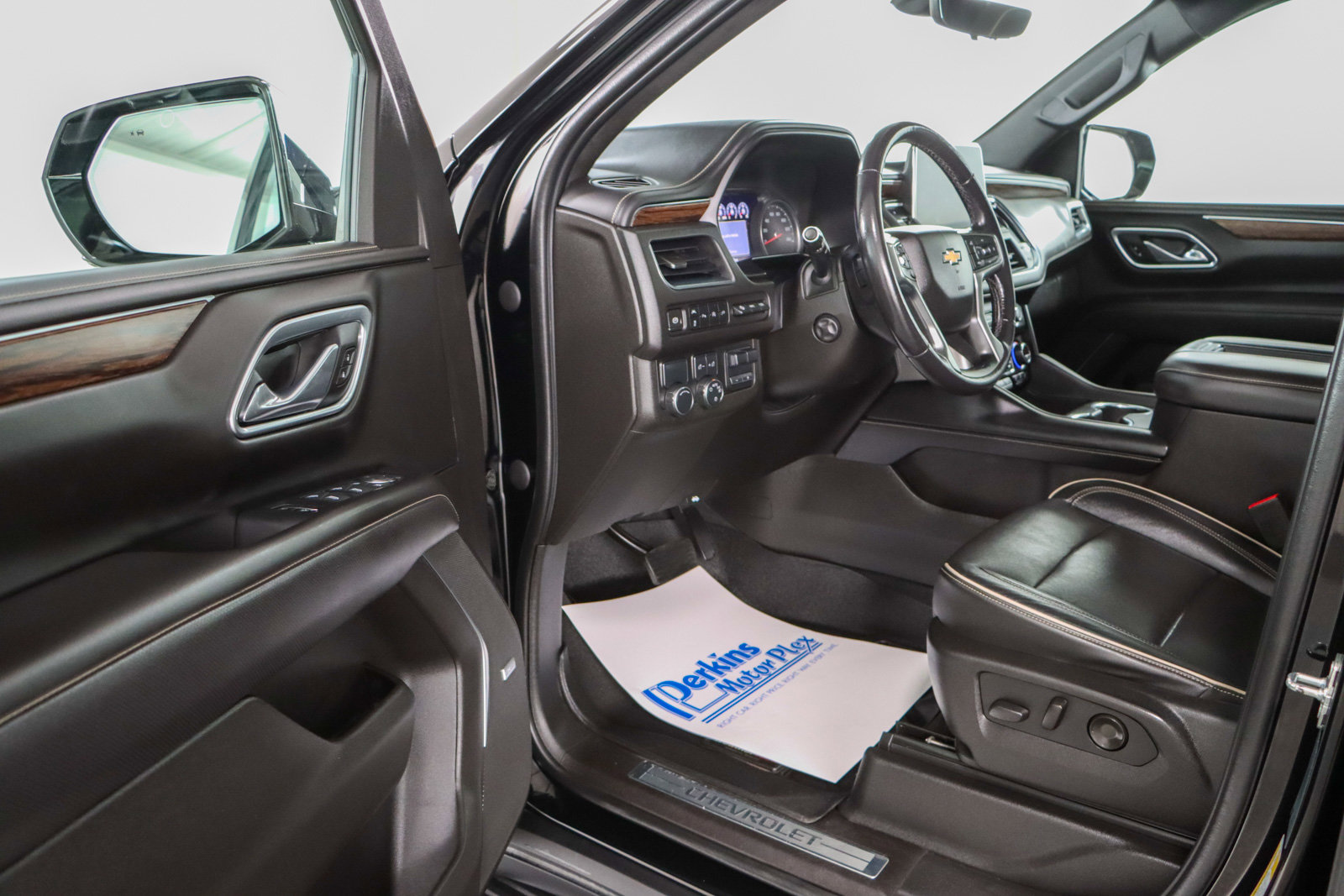 Used 2021 Chevrolet Suburban Premier w/ Premium Package image 3