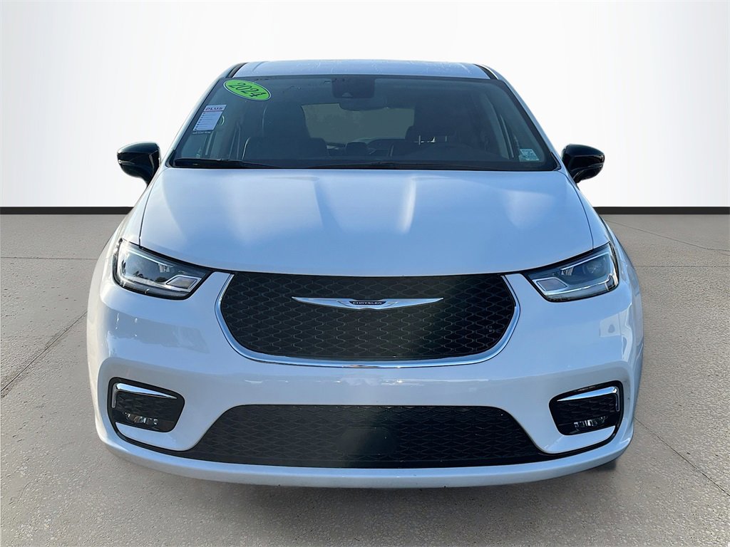 Certified 2024 Chrysler Pacifica Touring-L image 2