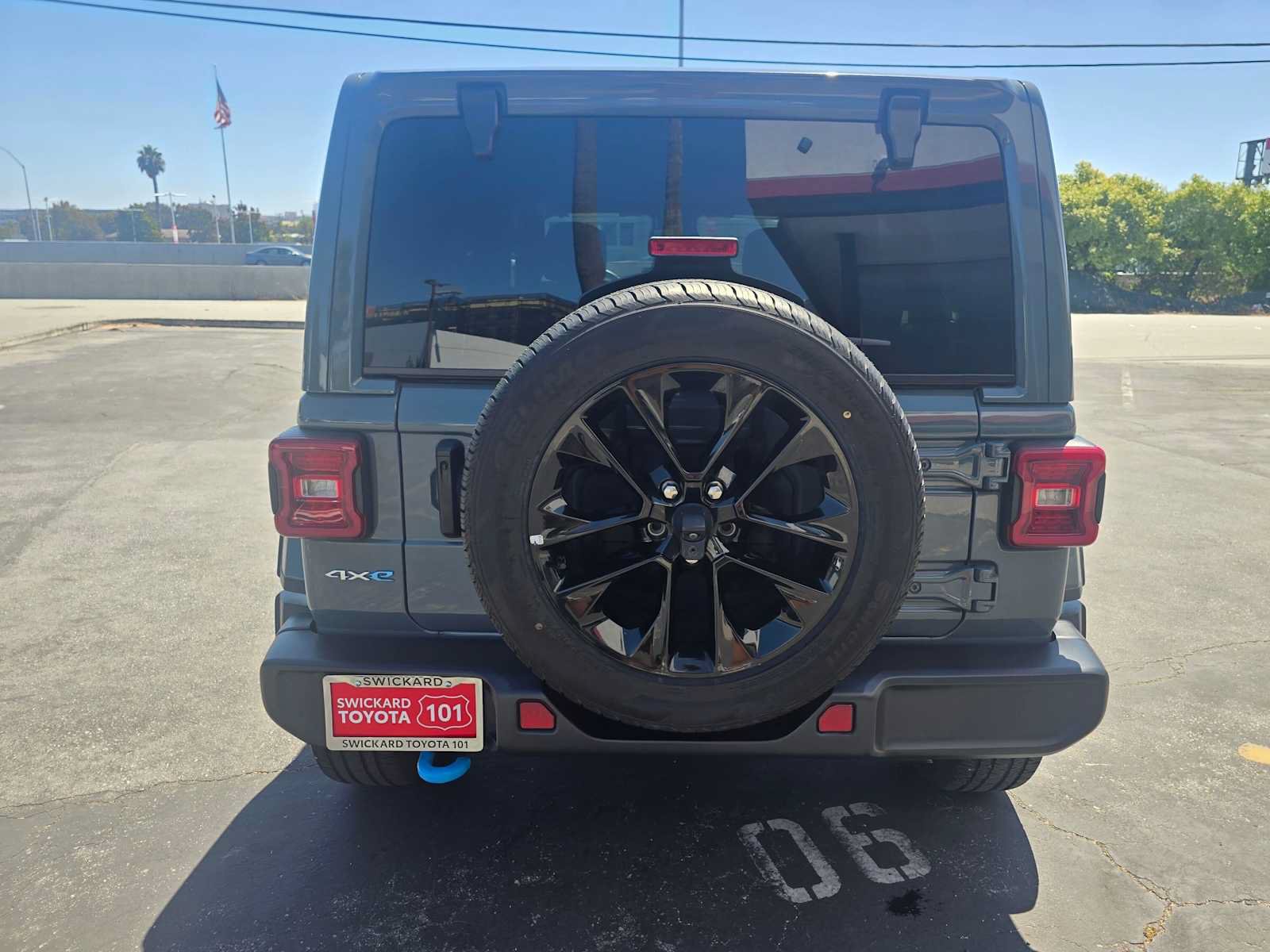 Used 2024 Jeep Wrangler Unlimited Sahara AWD/4WD image 4