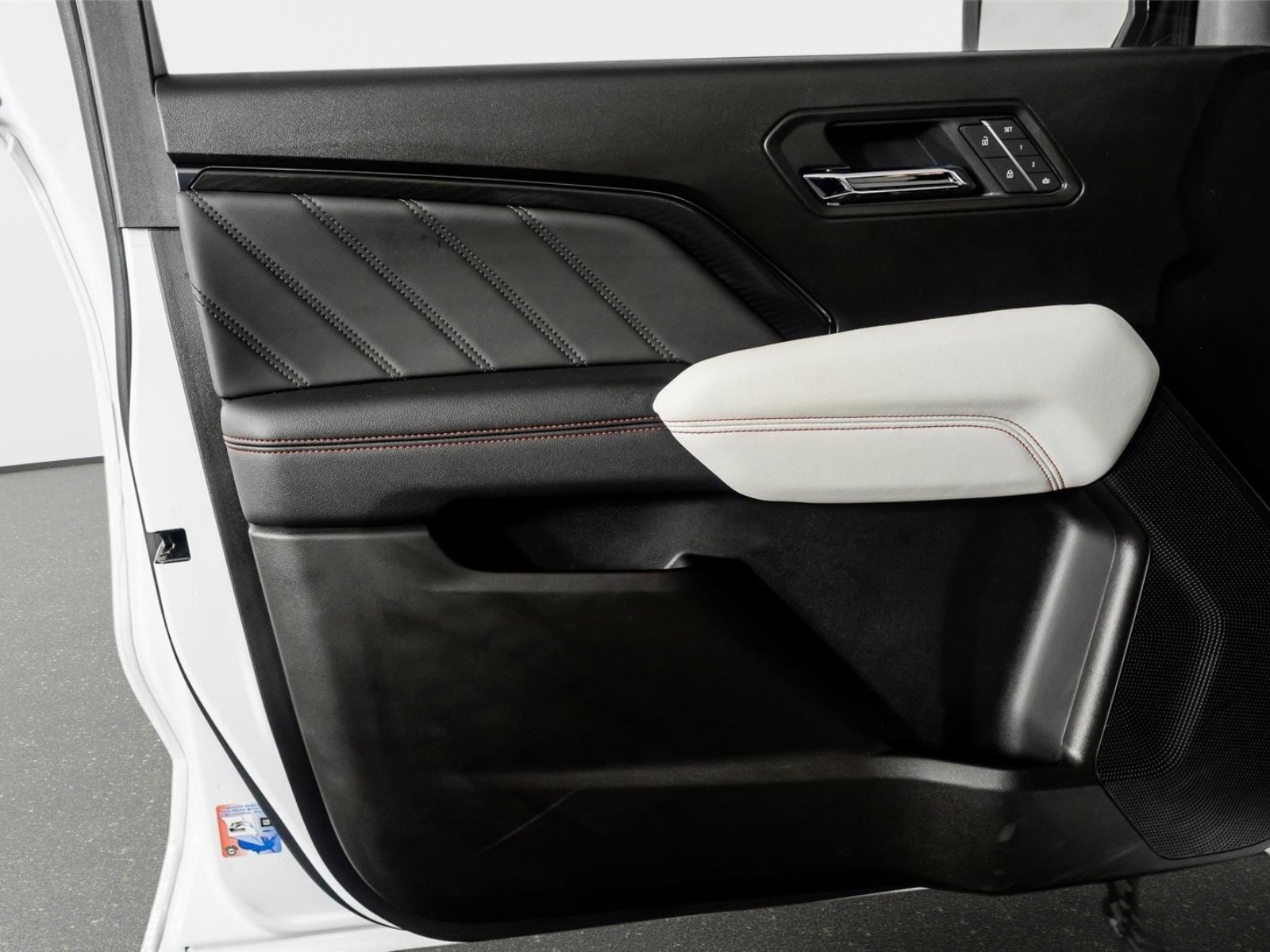 Used 2025 GMC Canyon AT4 w/ AT4X Package image 45